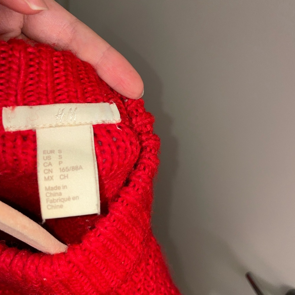 Red sweater Size Small - Picture 4 of 5